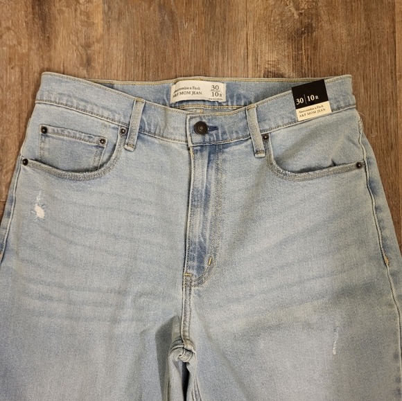 Abercrombie and Fitch High-rise Deconstructed Mom Jeans Light Wash Size 30 R - Picture 4 of 11